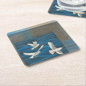 水の上に飛んでいる白いカモメが スクエアペーパーコースター (アングル)