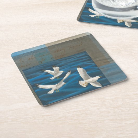 水の上に飛んでいる白いカモメが スクエアペーパーコースター (アングル)