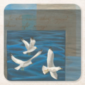 水の上に飛んでいる白いカモメが スクエアペーパーコースター (正面)