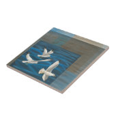 水の上に飛んでいる白いカモメが タイル (側面)