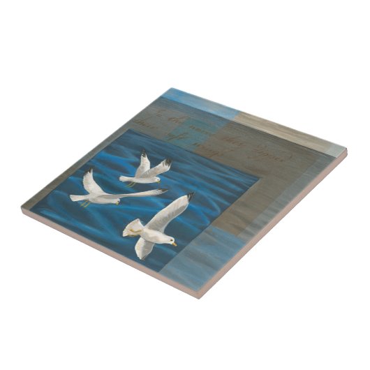 水の上に飛んでいる白いカモメが タイル (側面)