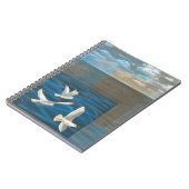 水の上に飛んでいる白いカモメが ノートブック (左側)