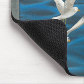 水の上に飛んでいる白いカモメが マウスパッド (コーナー)