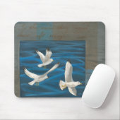 水の上に飛んでいる白いカモメが マウスパッド (マウス)