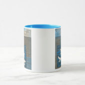 水の上に飛んでいる白いカモメが マグカップ (中央)