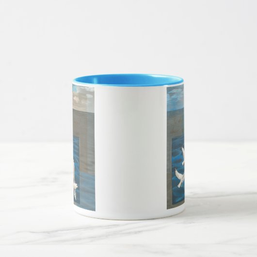 水の上に飛んでいる白いカモメが マグカップ (中央)