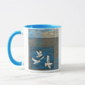 水の上に飛んでいる白いカモメが マグカップ (左)