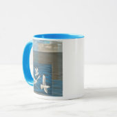 水の上に飛んでいる白いカモメが マグカップ (正面左)