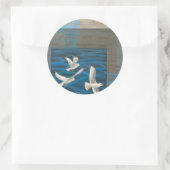 水の上に飛んでいる白いカモメが ラウンドシール (バッグ)