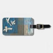 水の上に飛んでいる白いカモメが ラゲッジタグ (正面横)