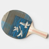 水の上に飛んでいる白いカモメが 卓球ラケット (横)