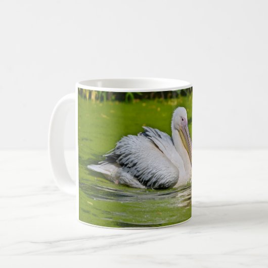 水の上の白いペリカン コーヒーマグカップ (正面左)