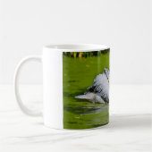 水の上の白いペリカン コーヒーマグカップ (左)