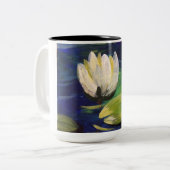 水の上の白いユリ ツートーンマグカップ (正面左)