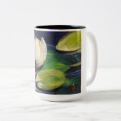 水の上の白いユリ ツートーンマグカップ (正面右)