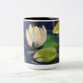 水の上の白いユリ ツートーンマグカップ (中央)