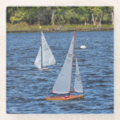 水の上の遠隔操作された帆船 ガラスコースター (正面)