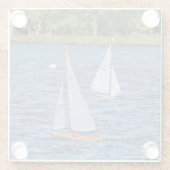 水の上の遠隔操作された帆船 ガラスコースター (裏面)