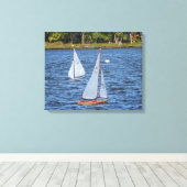 水の上の遠隔操作された帆船 キャンバスプリント (インサイチュ (ウッドフロア))