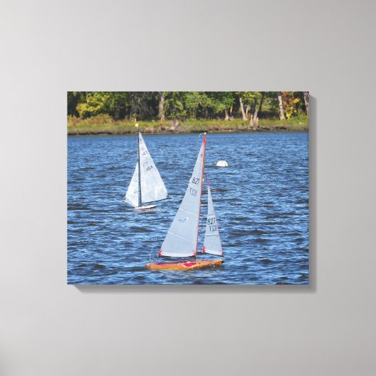 水の上の遠隔操作された帆船 キャンバスプリント (正面)