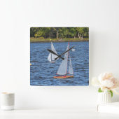 水の上の遠隔操作された帆船 スクエア壁時計 (ホーム)