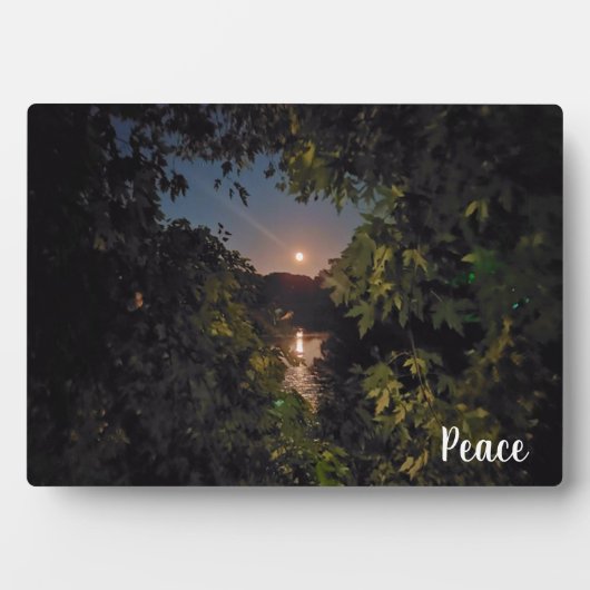 水の上の青空の穏やかな月明け フォトプラーク (正面)