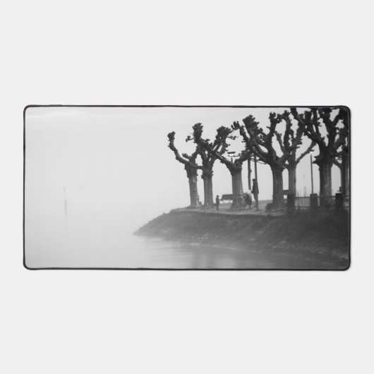 水の上 デスクマット (正面)