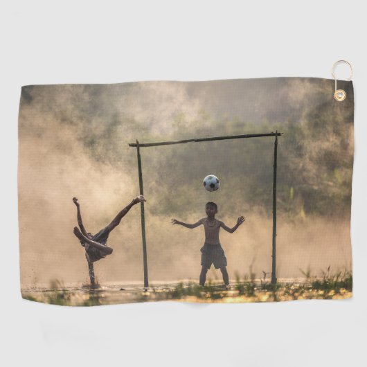 水の中でサッカーを蹴る少年タオル ゴルフタオル (横)