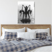 水の中の岩にポーズをとっている女の子 キャンバスプリント (インサイチュ (寝室))