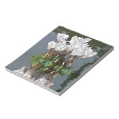 水の中の白いシクラメンの花 ノートパッド (回転)