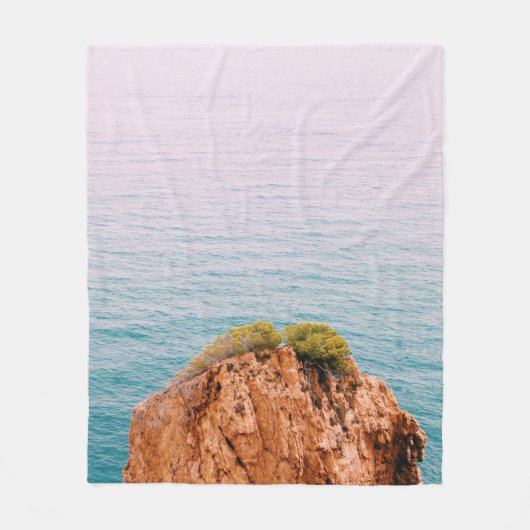 水の体の茶色の岩山 フリースブランケット (正面)