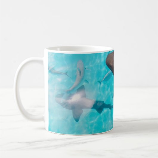 水の体上のサメ コーヒーマグカップ (左)