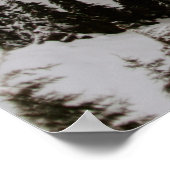 水の体付近の雪に覆われた山の木 ポスター (角)