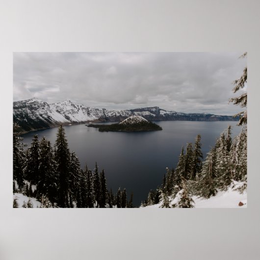 水の体付近の雪に覆われた山の木 ポスター (正面)