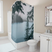 水の体近くの緑葉樹 シャワーカーテン (インサイチュ)