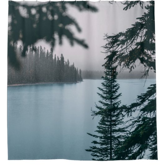 水の体近くの緑葉樹 シャワーカーテン (正面)