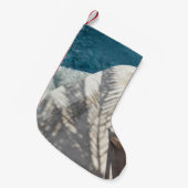 水の体近くの茶色の木の怠け者 スモールクリスマスストッキング (正面 (吊り時))