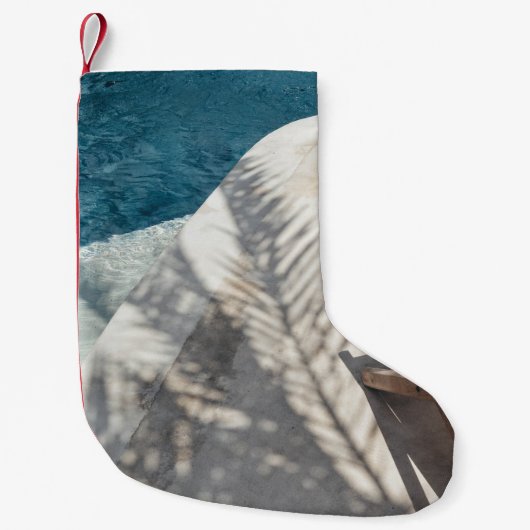 水の体近くの茶色の木の怠け者 スモールクリスマスストッキング (正面)