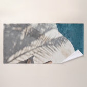 水の体近くの茶色の木の怠け者 バスタオル (バスタオル)