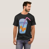 水の入ったグラスの中で泳ぐ魚 Tシャツ (正面フル)