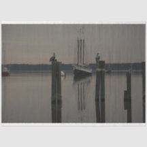 水の切り離しの上の静かな水上ボート