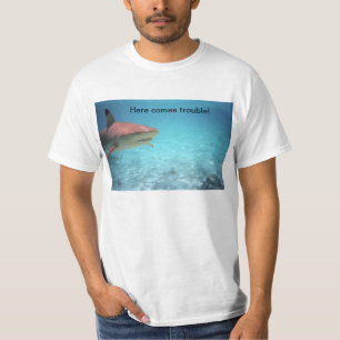水の危ない鮫 Tシャツ