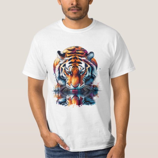 水の反射を見ているタイガー Tシャツ (正面)