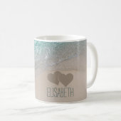 水の海の砂によって切り分けられるハートは名前を加えます コーヒーマグカップ (正面右)