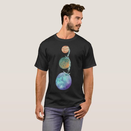 水の滝が落ちる創造の惑星 Tシャツ (正面フル)