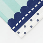 水の濃紺のストライプおよび水玉模様パターン フリースブランケット (角)