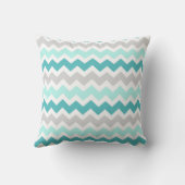 水の灰色のシェブロンのモノグラムの装飾的な枕 クッション (裏面)