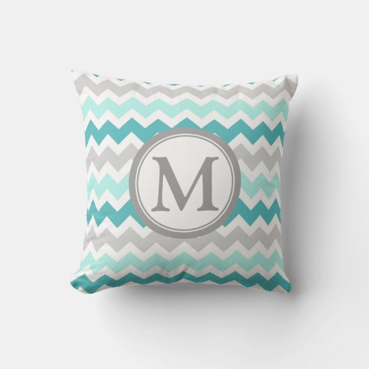 水の灰色のシェブロンのモノグラムの装飾的な枕 クッション (正面)
