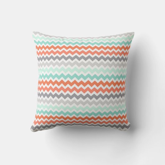 水の珊瑚のシェブロンの灰色のモノグラムの装飾的な枕 クッション (裏面)