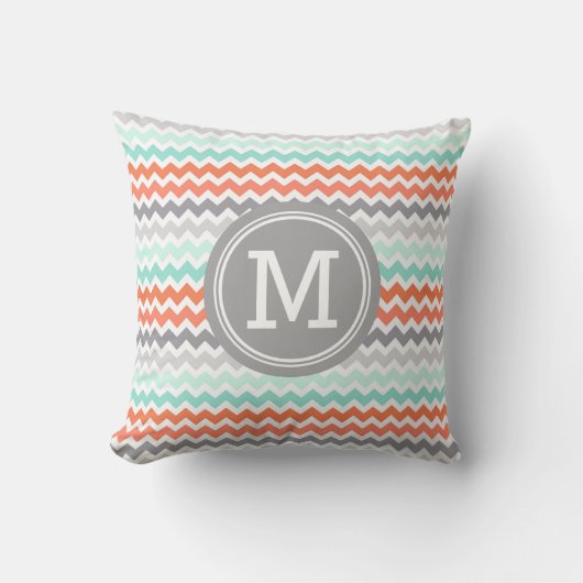 水の珊瑚のシェブロンの灰色のモノグラムの装飾的な枕 クッション (正面)